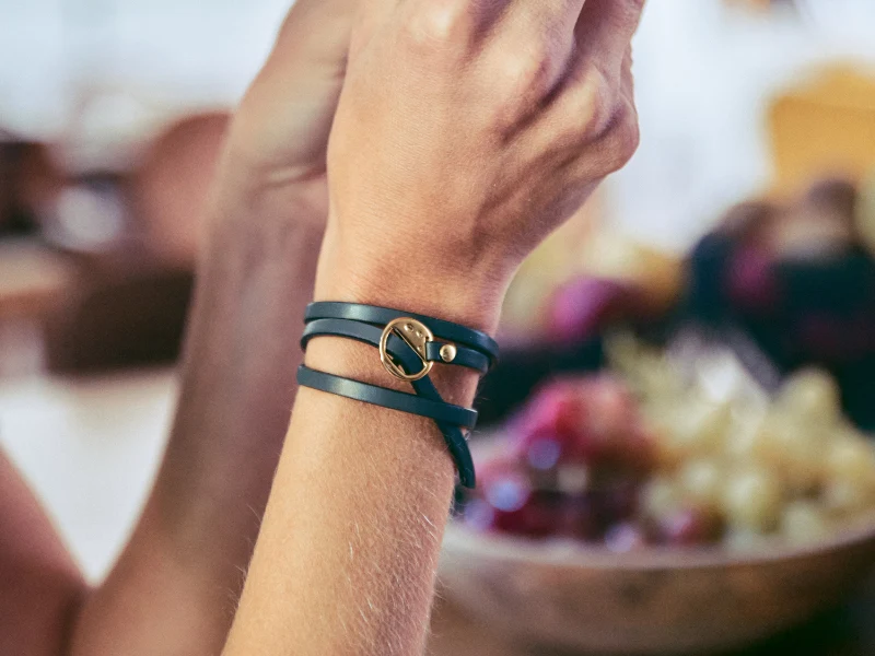 Bracelet Lanière en cuir fermoir doré
