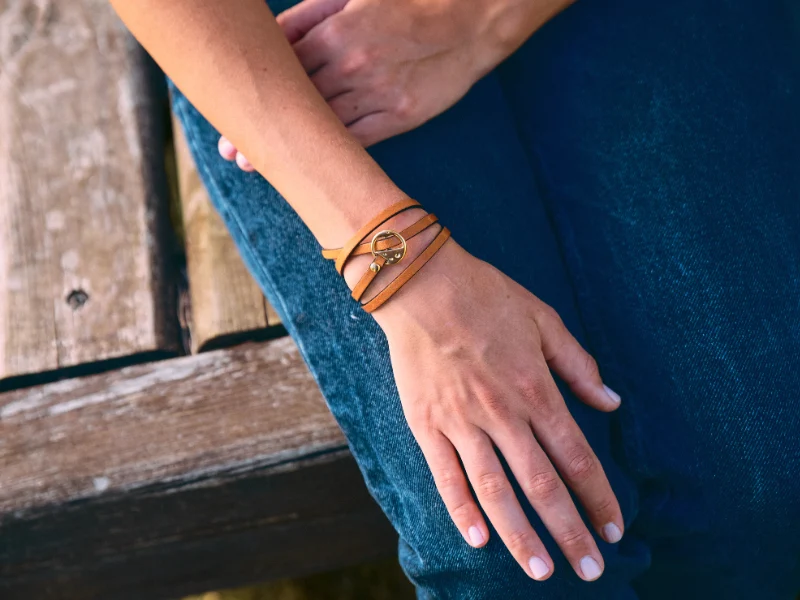 Bracelet Lanière en cuir fermoir doré