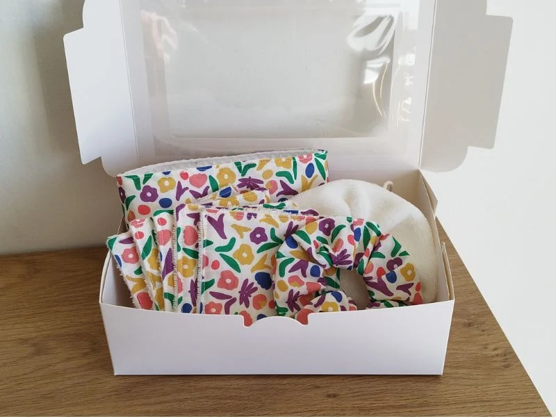 Coffret 5 lingettes démaquillantes + son panier, son chouchou et sa fleur de douche