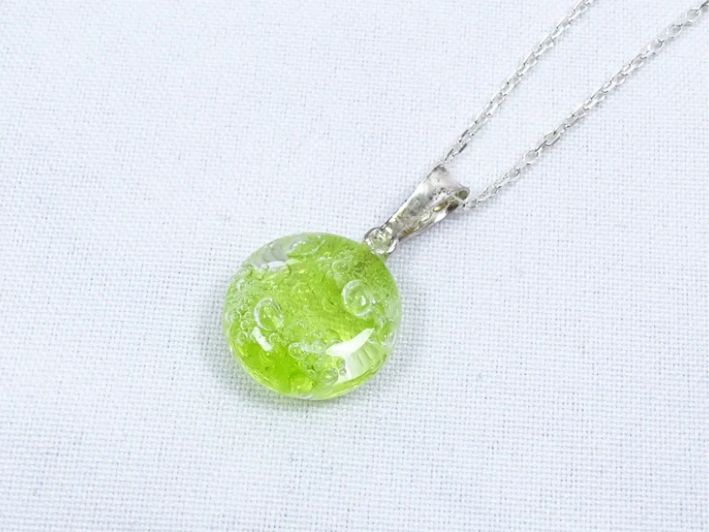 Collier en verre filé