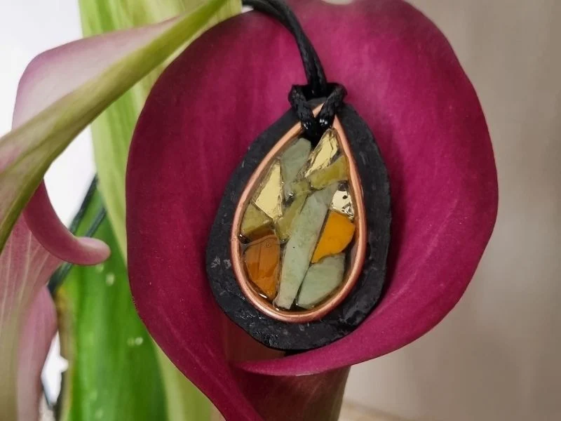 Collier pendentif "Goutte de Nature", Ardoise et verre vitrail