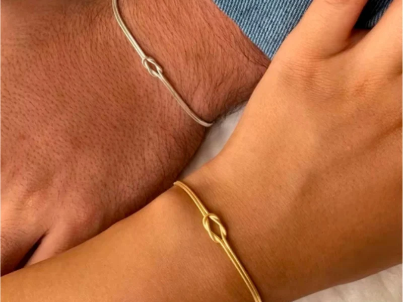 Une parure de couple, composée de 2 bracelets assortis