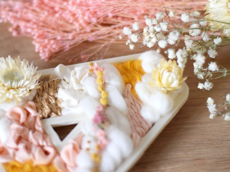 Lettre tissée et fleurie avec personnalisation et mini bouquet assorti