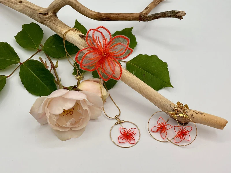 Parure 1 collier, 1 paire de boucle d'oreille créole et 1 broche