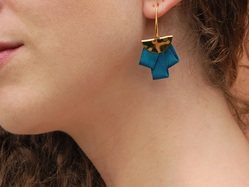 Boucles d'oreilles en soie et laiton doré or 24k plusieurs coloris