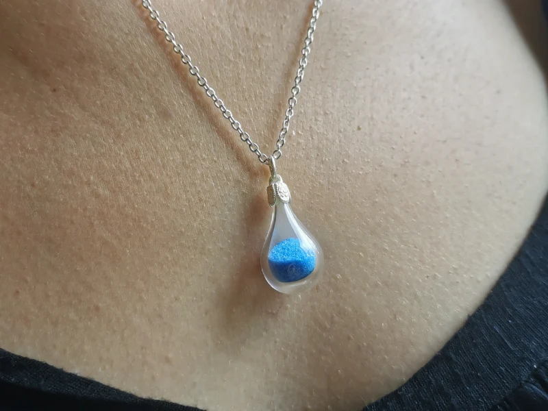 Pendentif en verre soufflé "Sand drop"