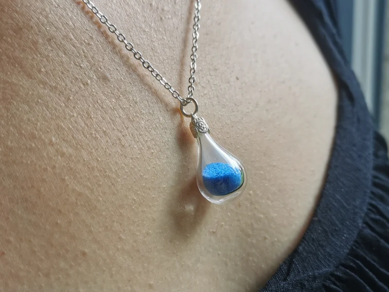 Pendentif en verre soufflé "Sand drop"