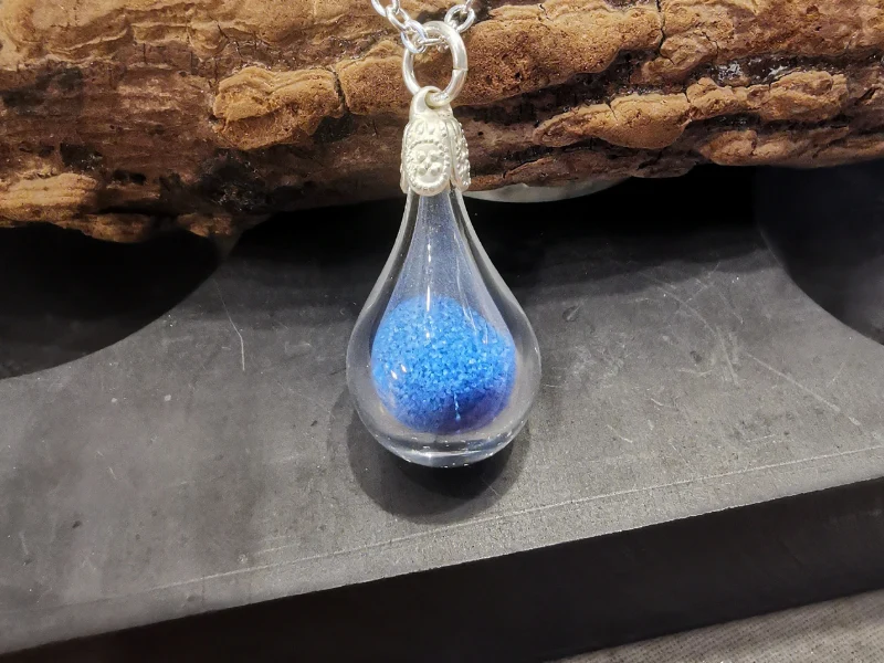 Pendentif en verre soufflé "Sand drop"