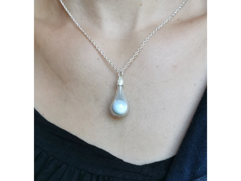 Pendentif en verre soufflé "Sand drop"