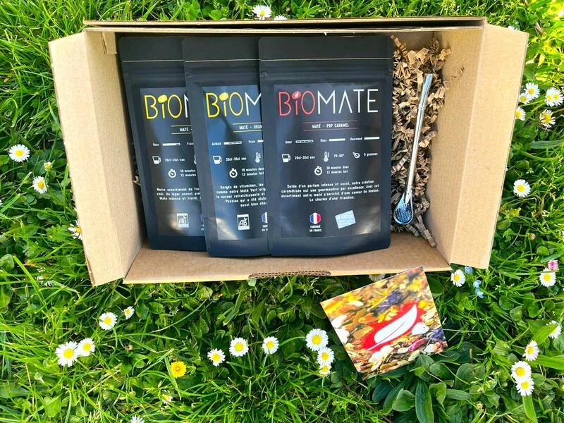 COFFRET VOYAGE MATÉ BIO + PAILLE FILTRANTE OFFERTE (3 SACHETS DE 100G, SAVEURS PERSONNALISABLES)