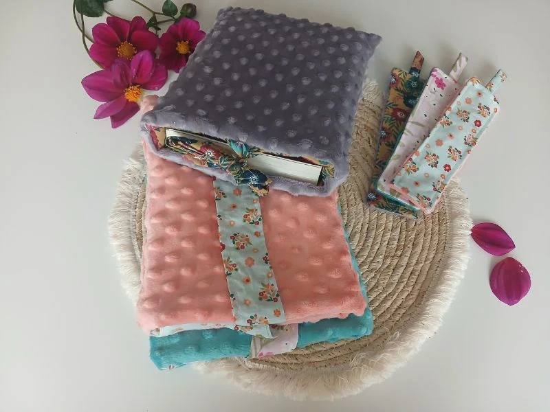pochette à livre avec son marque page